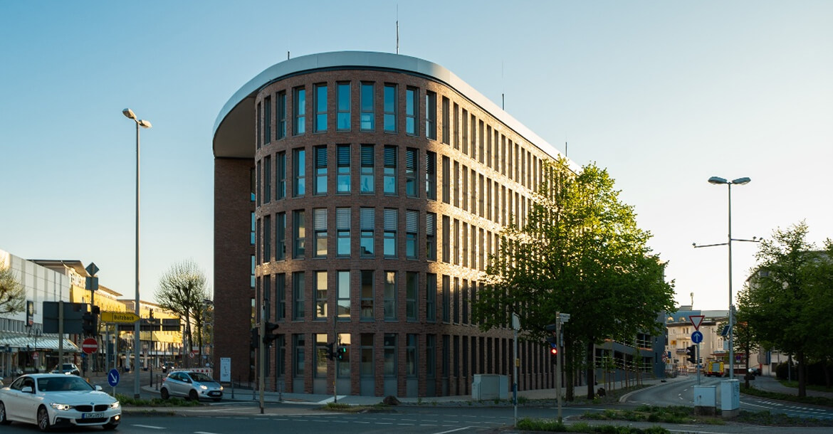 Moderner Verwaltungsneubau mit klarer Fassadengliederung
